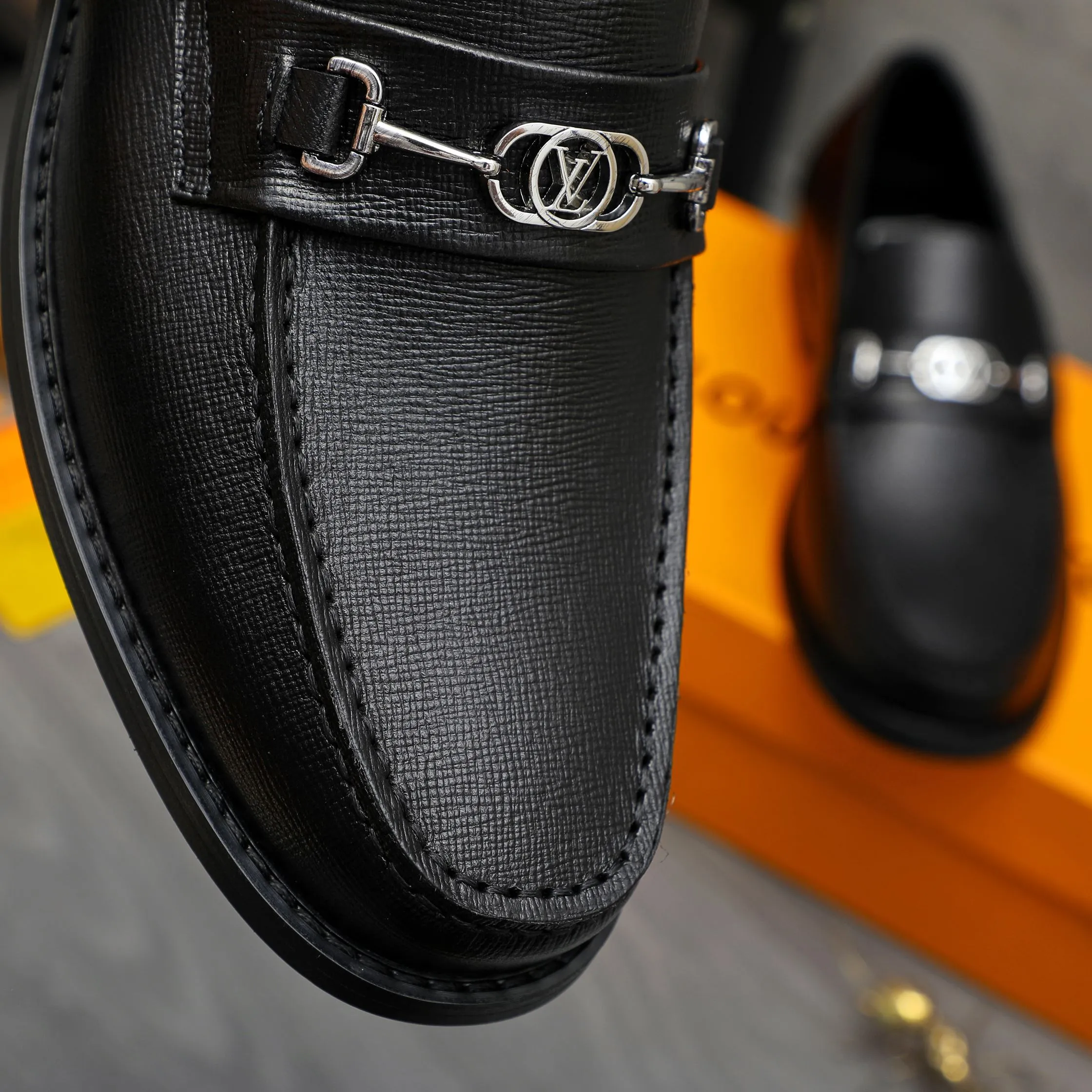 Men's shoes 💰p460 Product trademark: LV (Louis Vuitton) business slip-on leather shoes. Regular size: 38-45 (45 is custom-made and non-returnable) Product materials: Selected high-quality vertical grain cowhide upper, cowhide lining, original rubber outsole